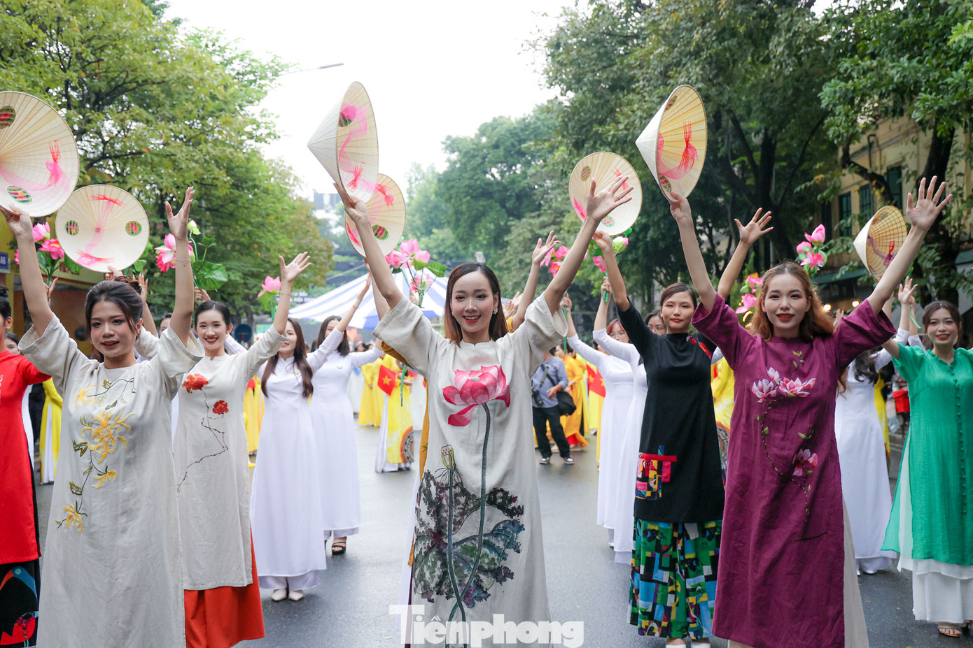 Với các thông điệp "Hà Nội - Thành phố vì hòa bình", "Tự hào Áo dài phụ nữ Việt Nam", "Phụ nữ Thủ đô thanh lịch, văn minh", "Duyên dáng Áo dài Hà Nội", "Hà Nội - đến để yêu" , các hoạt động trình diễn và diễu hành áo dài "Phụ nữ Thủ đô hội nhập và phát triển" năm 2023 mang đến màu sắc mới mẻ, tôn vinh giá trị của áo dài trong đời sống xã hội, tôn vinh nét đẹp thanh lịch - văn minh của Phụ nữ Thủ đô, góp phần quảng bá về Thủ đô văn hiến, văn minh, hiện đại, là điểm đến an toàn, thân thiện và hấp dẫn với du khách trong nước và quốc tế.