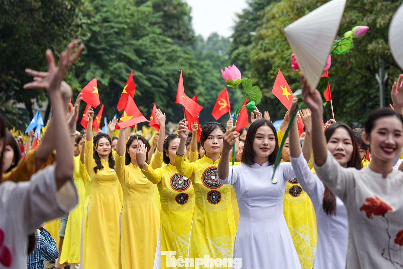 Mặc dù thời tiết có mưa tại Hà Nội trước giờ diễn ra chương trình nhưng các đại biểu vẫn chuẩn bị sẵn sàng cho màn đồng diễn áo dài ấn tượng.