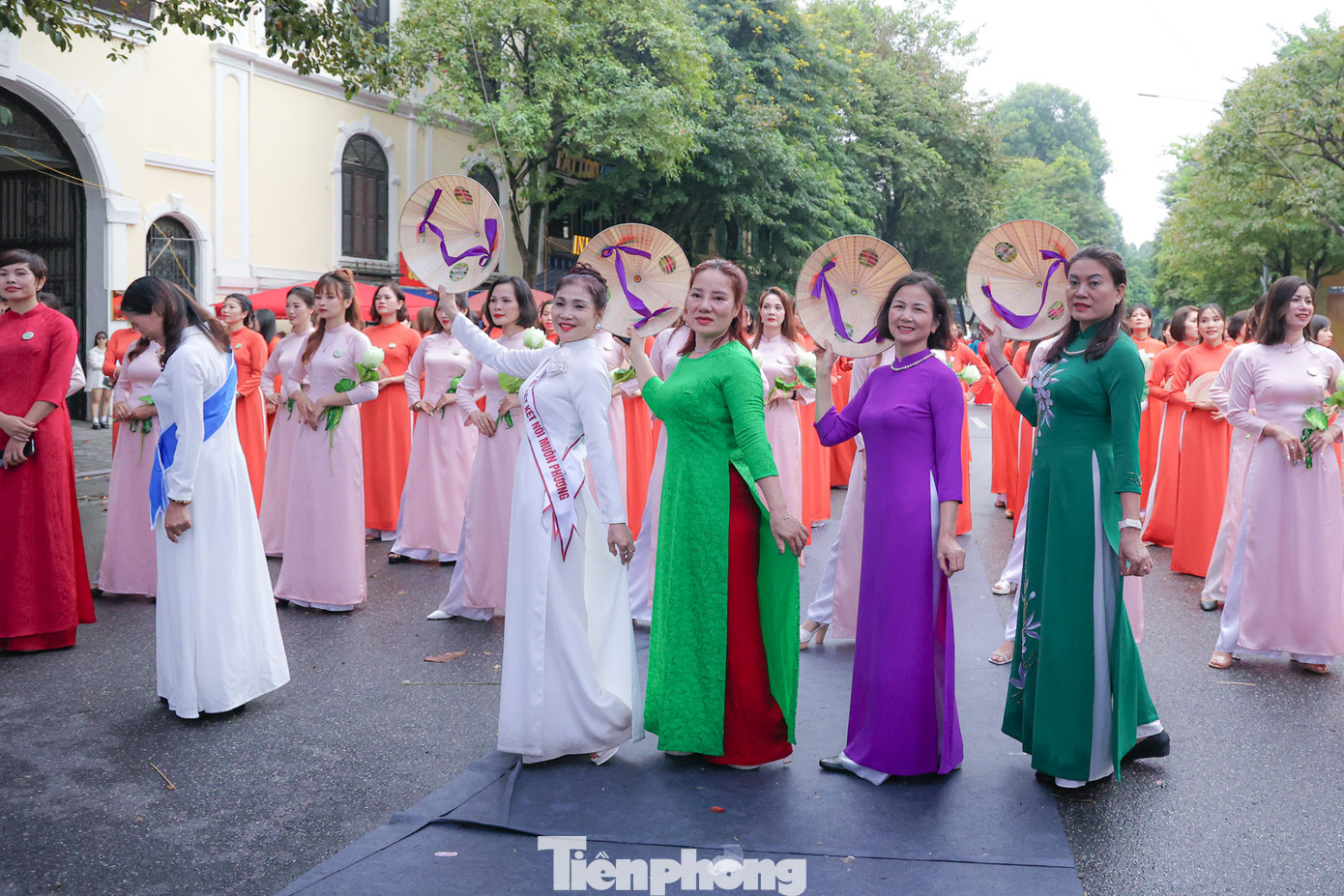 Các khối tham gia diễu hành tại Chương trình Đồng diễn Áo dài “Phụ nữ Thủ đô - hội nhập phát triển” năm 2023.