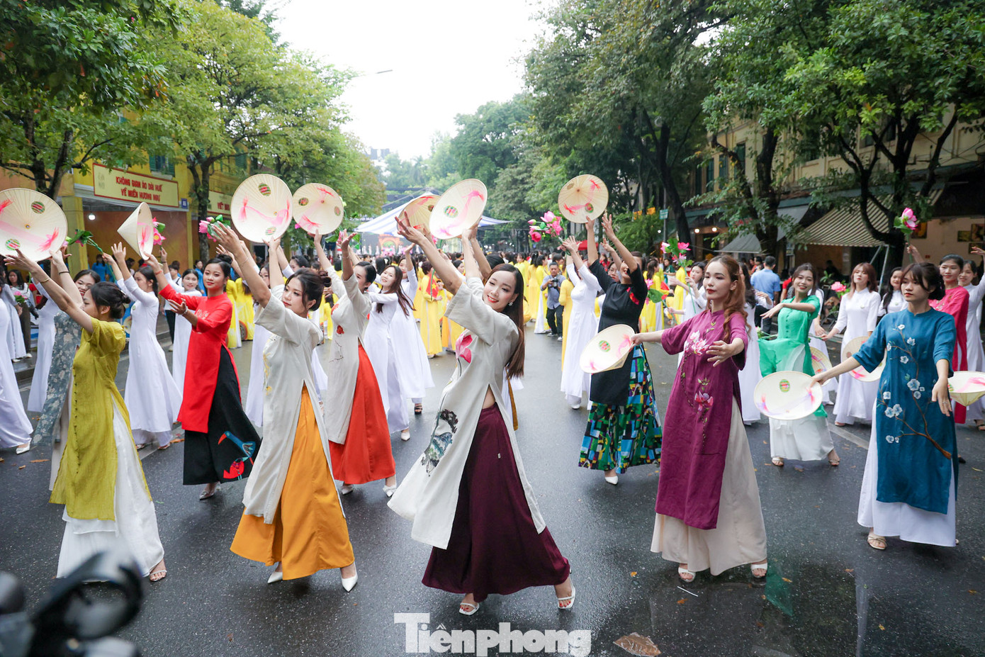 Màn đồng diễn áo dài ấn tượng trên phố đi bộ hồ Hoàn Kiếm.