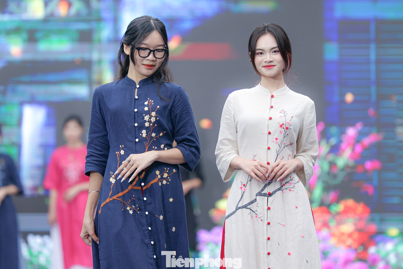 Áo dài là di sản quý giá, là trang phục tôn vinh văn hóa truyền thống và vẻ đẹp của phụ nữ Việt Nam.