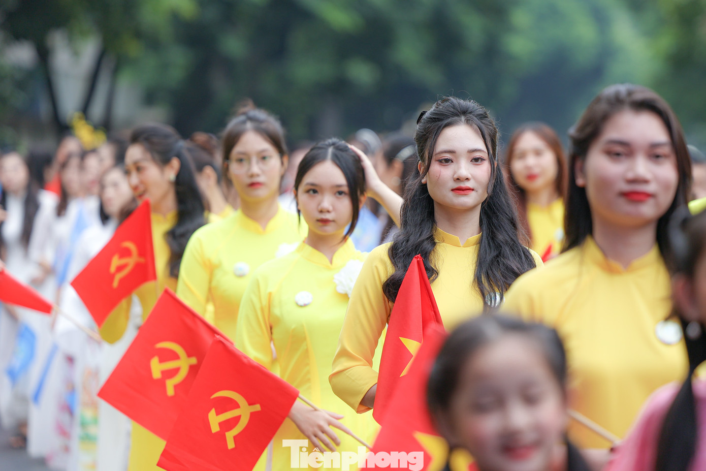 Áo dài góp phần khẳng định dấu ấn bản sắc văn hóa Việt Nam trên bản đồ thế giới, thể hiện tâm hồn, vẻ đẹp, cốt cách của con người Việt Nam, đem lại cho khách quốc tế nhiều cảm xúc đặc biệt.