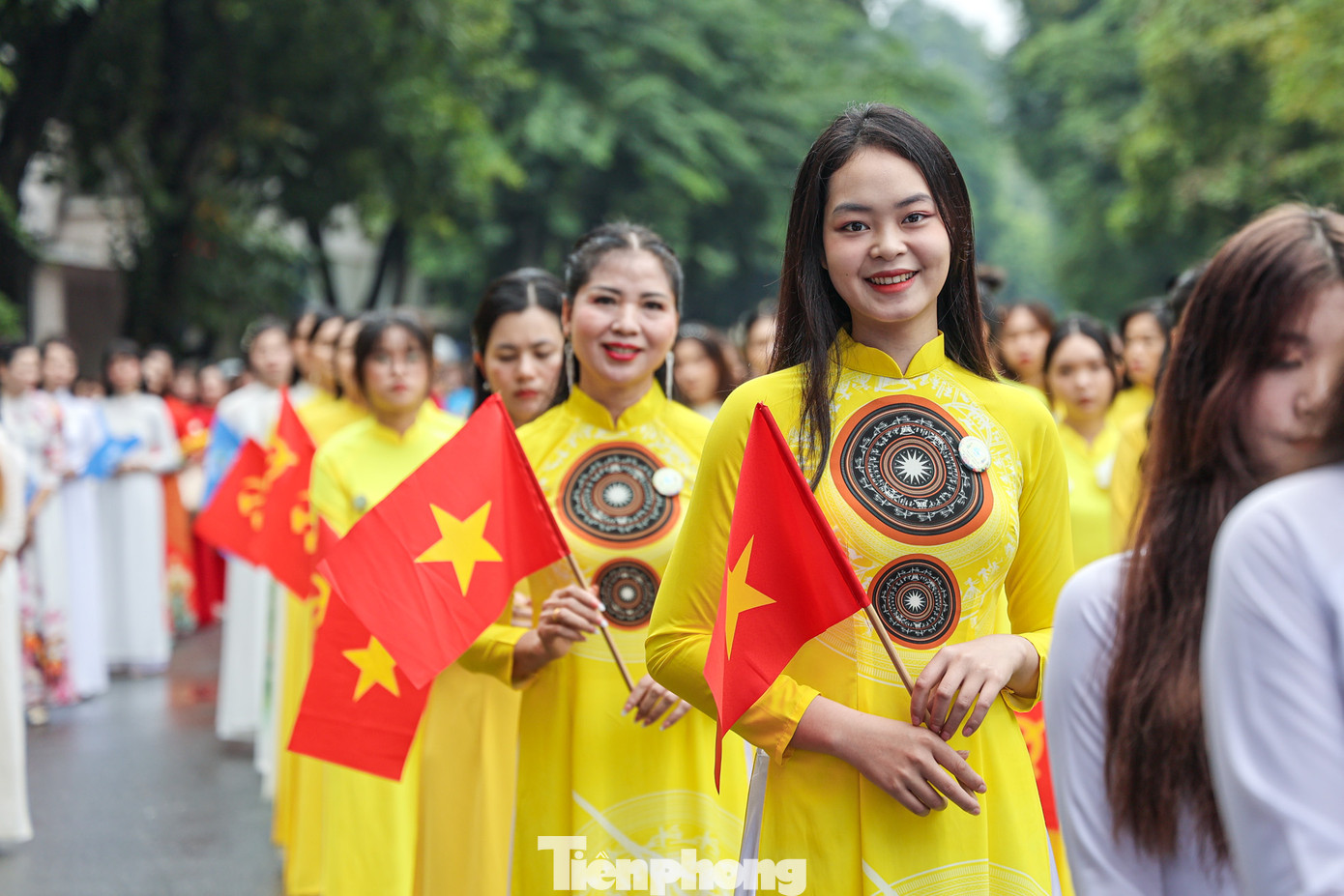 Điểm nhấn của chương trình là gần 1.000 phụ nữ đã có màn cổ động chào mừng bằng các động tác dân vũ trên nền ca khúc “Xin chào! Việt Nam” để bày tỏ tình yêu, niềm tự hào về quê hương đất nước, qua đó gửi lời chào đón bạn bè, du khách quốc tế đến với Việt Nam, đến với Thủ đô Hà Nội thân thiện và mến khách.