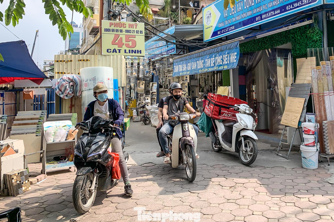 Hình ảnh tại lối phố Cát Linh tại nút giao với đường Giảng Võ.