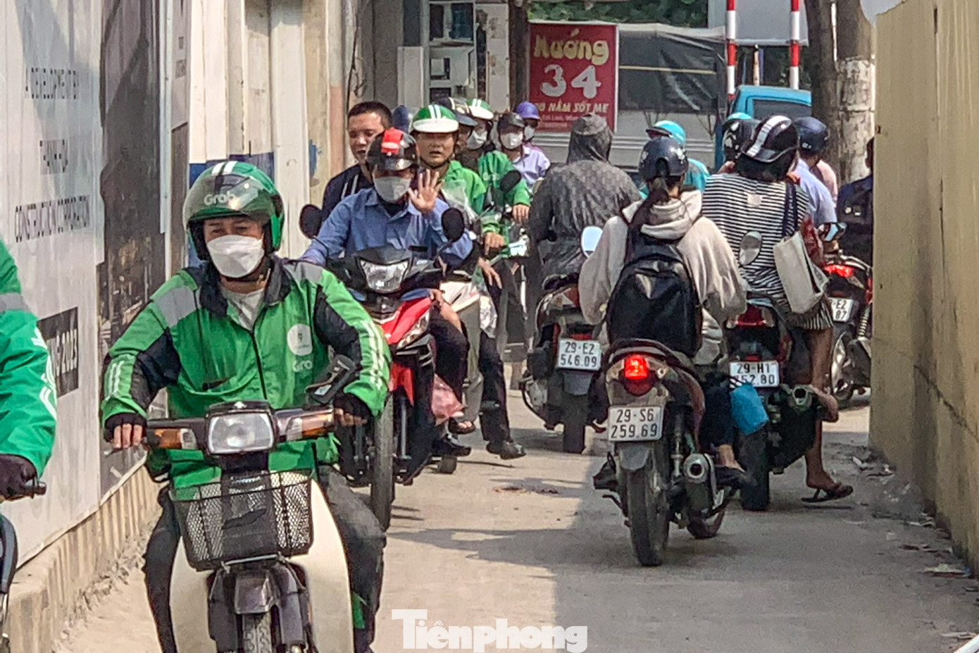 Dòng phương tiện bất chấp đi ngược chiều.