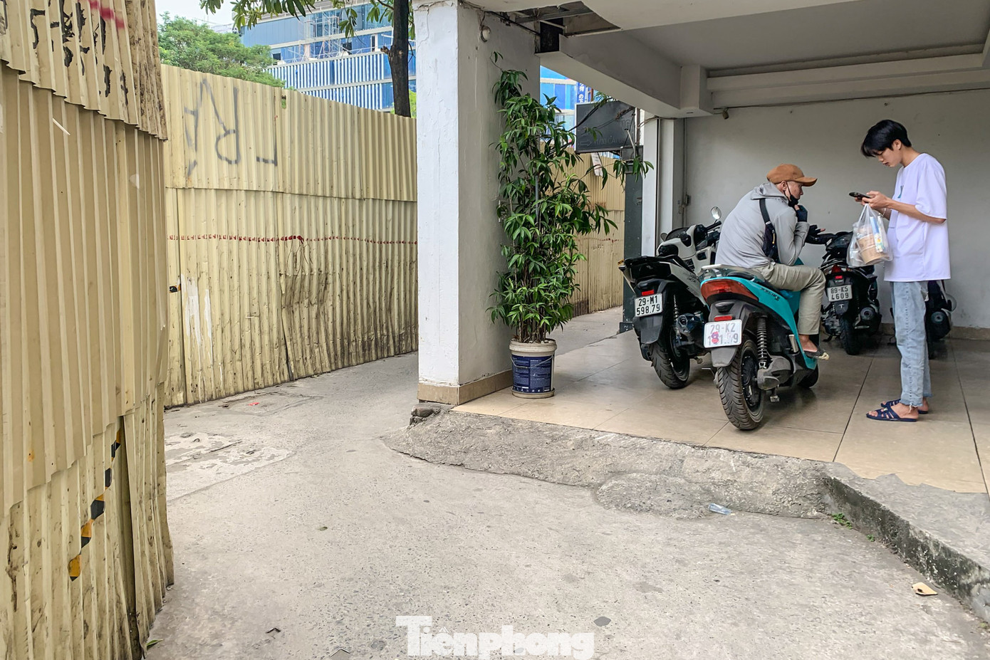 Hình ảnh lối nhỏ được tạo ra để phương tiện đi hướng từ nút giao vào phố Cát Linh.