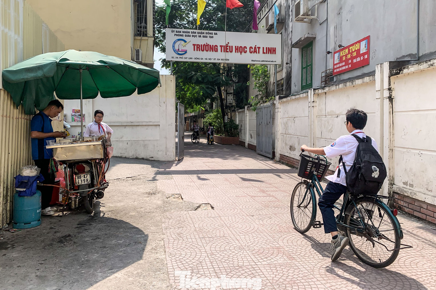 Trường tiểu học Cát Linh (Đống Đa, Hà Nội) nằm ngay cạnh công trường thi công ga ngầm, chỉ có lối nhỏ tại hai đầu để có thể di chuyển vào trường.