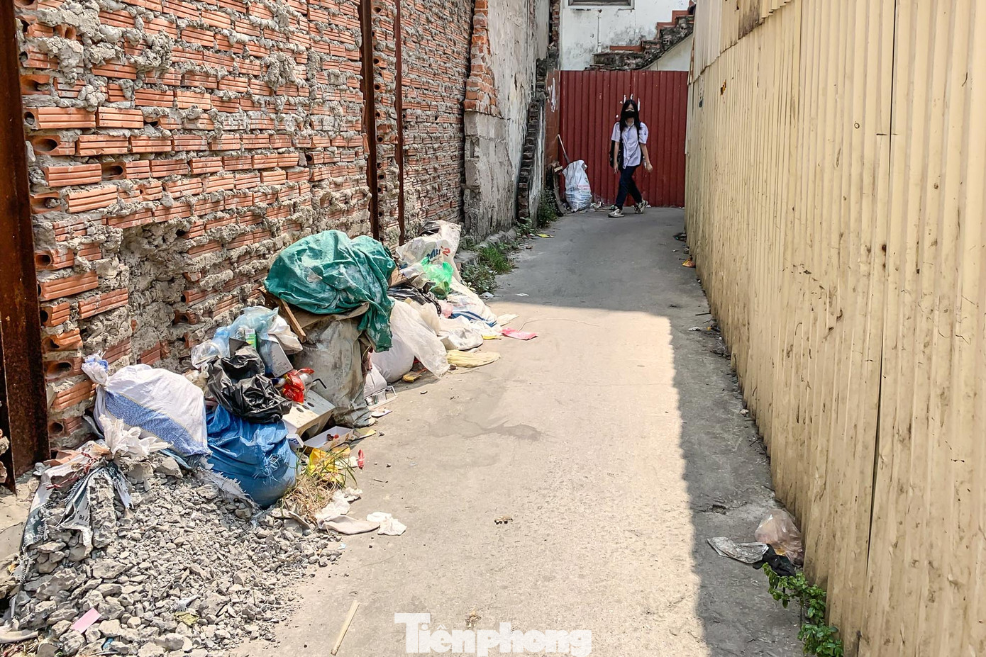 Rác thải, phế liệu vứt bừa bãi tại các lối nhỏ bên cạnh công trường thi công.