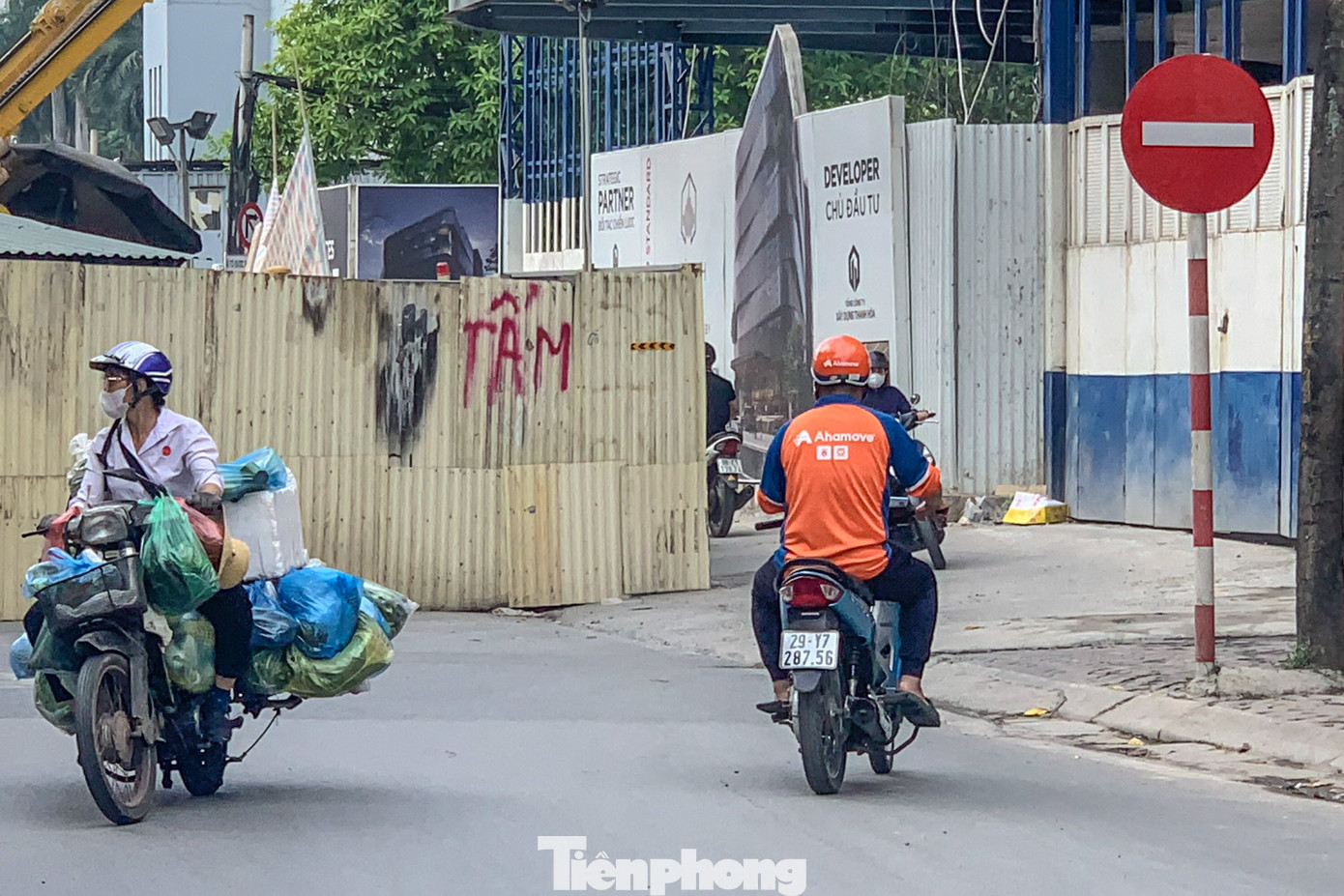 Mặc dù được phân luồng giao thông, cắm biển cấm nhưng nhiều phương tiện xe máy bất chấp đi ngược chiều vào lối nhỏ trên phố Cát Linh.