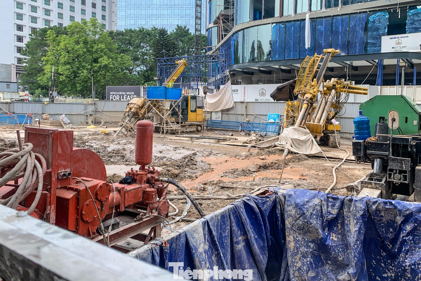 Khu vực thi công ga ngầm S10 - Cát Linh thuộc Dự án đường sắt đô thị Nhổn - Ga Hà Nội vốn có tiến độ khá chậm nay lại mọc thêm các vị trí lô cốt xung quanh. Ban quản lý đường sắt đô thị Hà Nội (MRB) cùng các cơ quan liên quan thực hiện rào chắn đường trên phố Cát Linh (Đống Đa).