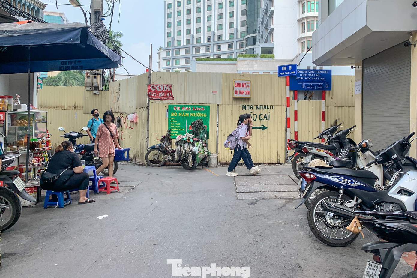 Hình ảnh tại cuối ngõ 37 phố Cát Linh bên cạnh công trường xây dựng ga ngầm S10.