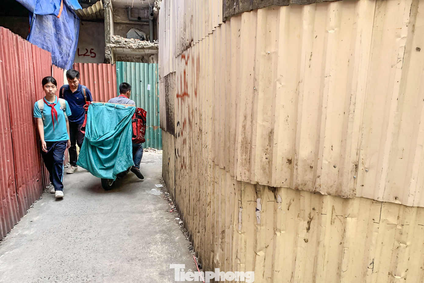 Nhiều học sinh chọn cách đi bộ để di chuyển vào trường.