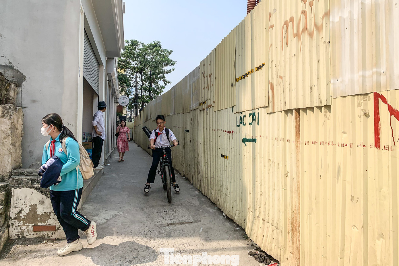 Lối nhỏ hẹp, nhiều khúc cua, tầm nhìn quan sát ngắn nên rất dễ xảy ra va chạm.