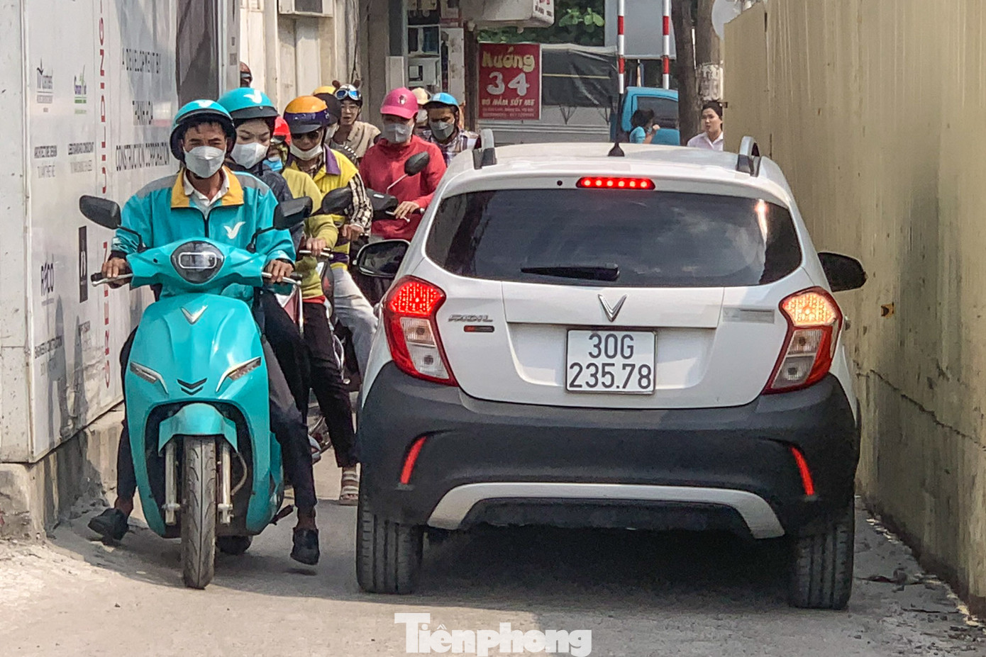 Vì không cấm ô tô con trên phố Cát Linh chiều từ nút giao Giảng Võ đến nút giao Tôn Đức Thắng nên các phương tiện này vẫn cố lách qua khe hẹp.