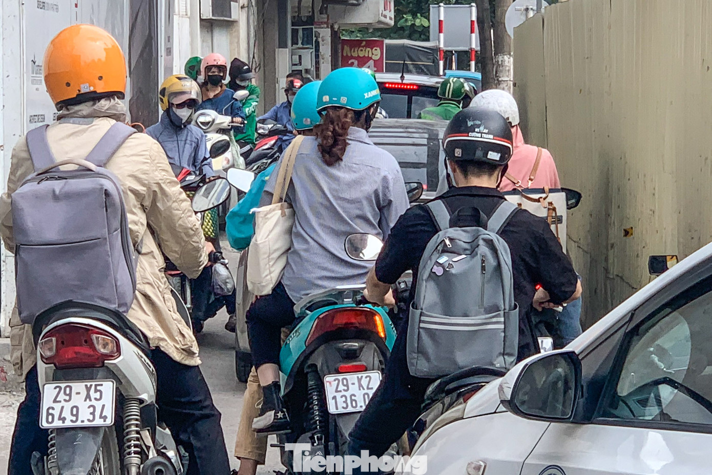 Ô tô lách qua khe hẹp gặp dòng phương tiện đi ngược chiều khiến khu vực thường xuyên xảy ra ùn tắc.