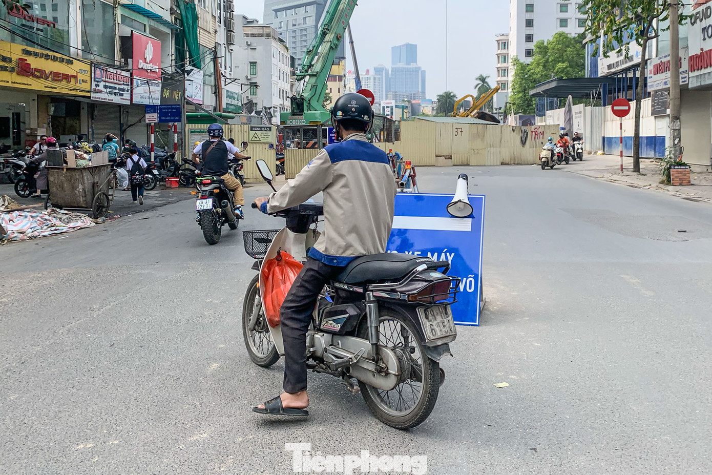 Ghi nhận của PV, khi đến đoạn công trường, nhiều phương tiện tỏ ra khá lúng túng khi không biết phải di chuyển theo hướng nào để có thể đi qua khu vực công trường này.