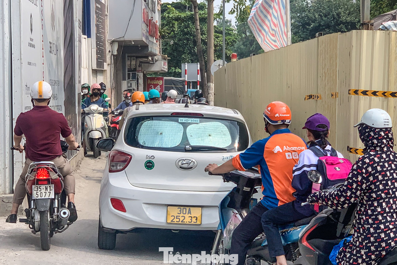 Nhiều ô tô "chôn chân" tại khe hẹp bên cạnh lô cốt mới được rào chắn.