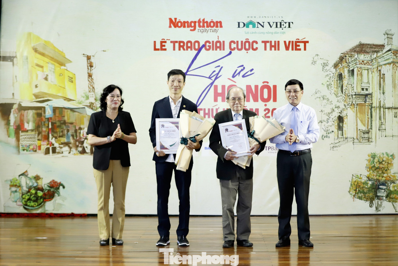 BTC trao giải nhì cho hai tác phẩm đoạt giải. BTC trao giải nhì cho hai tác phẩm đoạt giải.