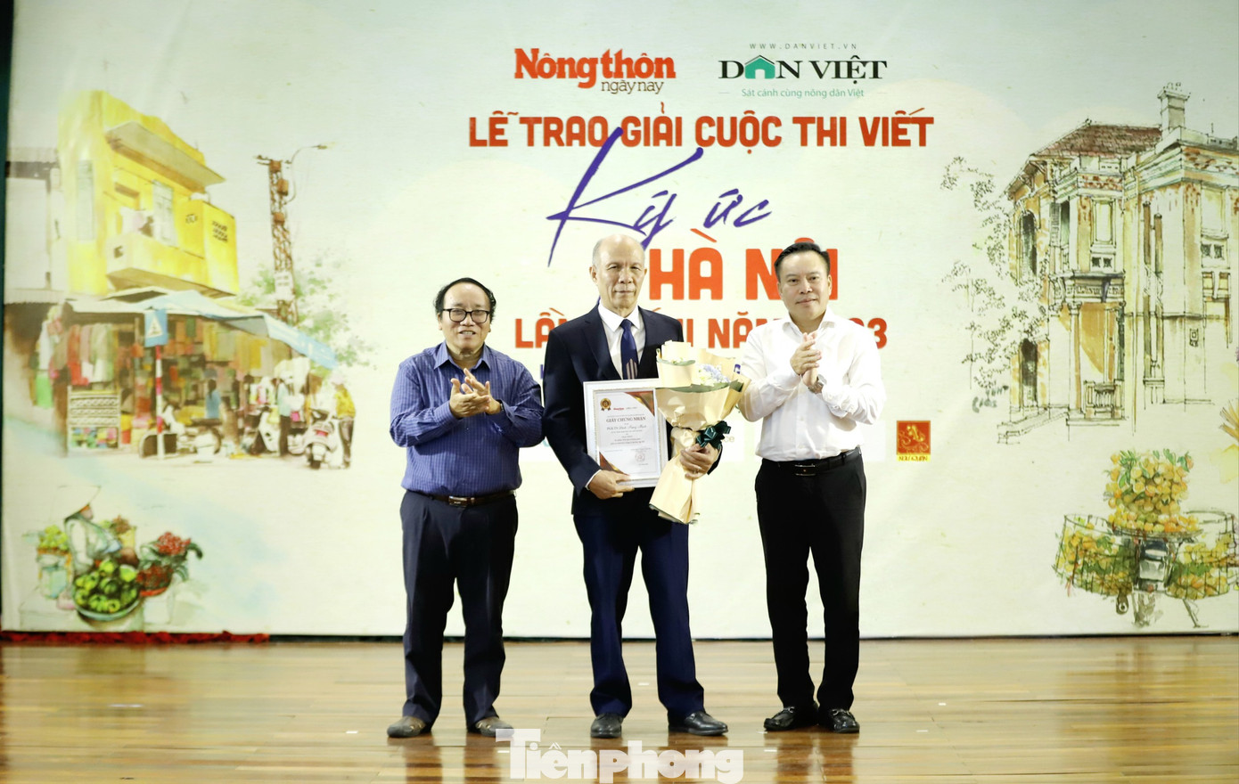 BTC trao giải nhất cho GS.TS Đinh Trọng Thịnh (Nam Định) với tác phẩm Một thời không quên, giáo sư nuôi lợn ở tầng 4 của khu tập thể. BTC trao giải nhất cho GS.TS Đinh Trọng Thịnh (Nam Định) với tác phẩm Một thời không quên, giáo sư nuôi lợn ở tầng 4 của khu tập thể.