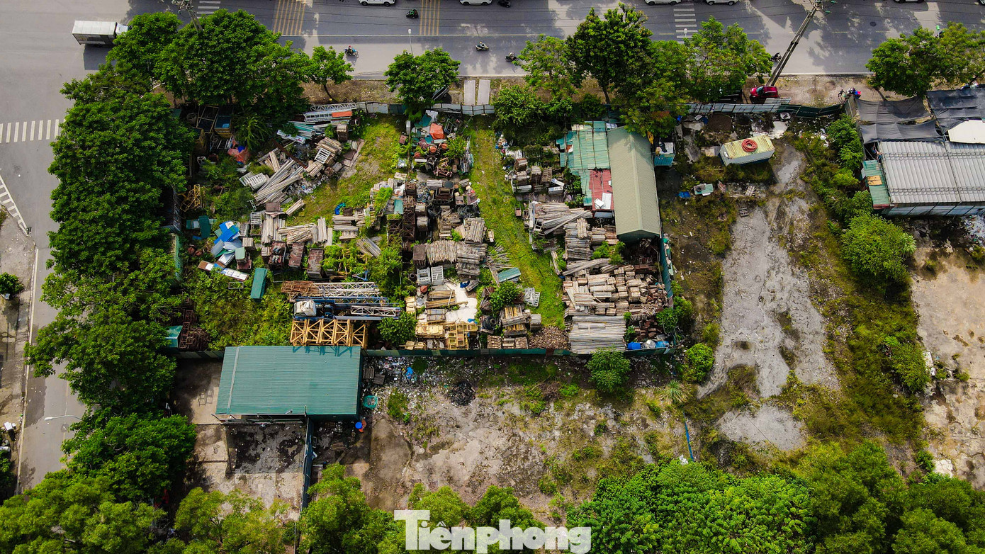 Ghi nhận của phóng viên, một phần ô đất là bãi đất trống bỏ hoang nhiều năm, một phần thành nơi tập kết phế liệu được quây tôn.