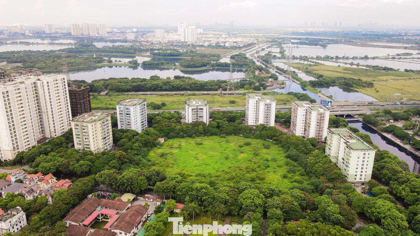 Trong ảnh là ô đất C1/TH2 (TH-III.15.2) được quy hoạch xây dựng Trường Tiểu học Hoàng Liệt, được bao quanh bởi chung cư cao tầng trong khu đô thị Pháp Vân - Tứ Hiệp (phường Hoàng Liệt, quận Hoàng Mai), gần cao tốc Pháp Vân - Cầu Giẽ.