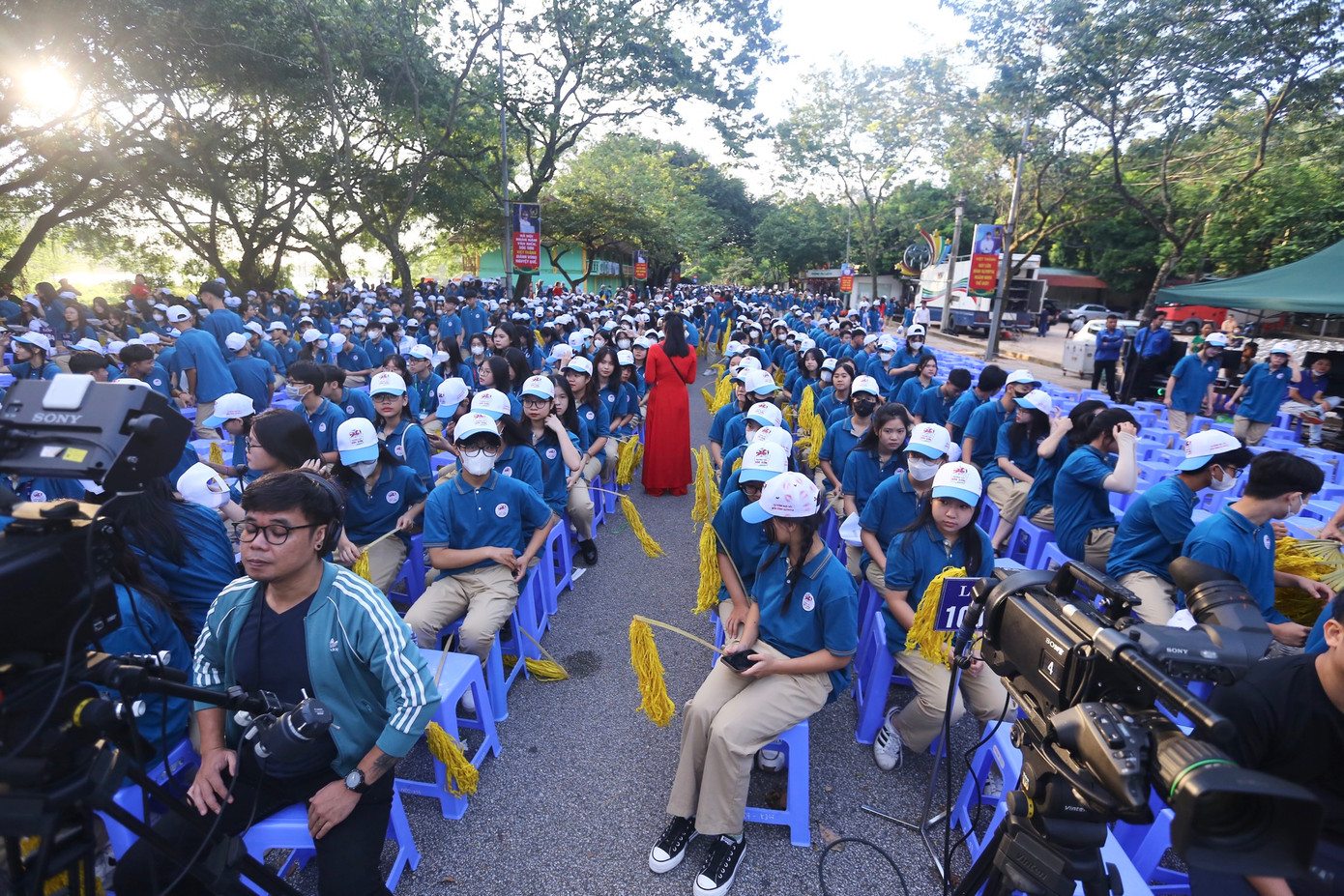 Để cổ vũ cho thí sinh Nguyễn Việt Thành, hoa tre đã được nhà trường chuẩn bị cho học sinh.