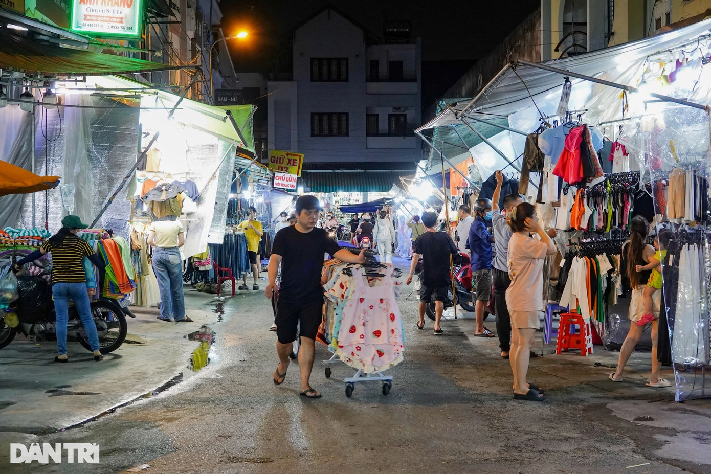 Cảnh vắng vẻ chưa từng có ở ngôi chợ từng là nơi được người dân và các bạn trẻ thường xuyên lui tới.