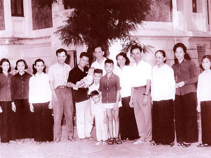 Đồng chí Lê Duẩn và những người thân trong gia đình (1965) Đồng chí Lê Duẩn và những người thân trong gia đình (1965)