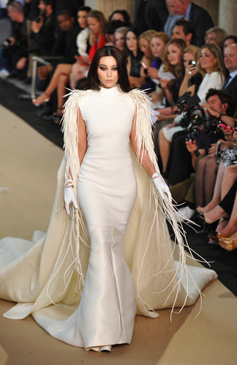 Nhưng đây là lần đầu tiên nữ diễn viên của màn ảnh Hoa ngữ được mời trình diễn trên sàn catwalk như một người mẫu thực thụ