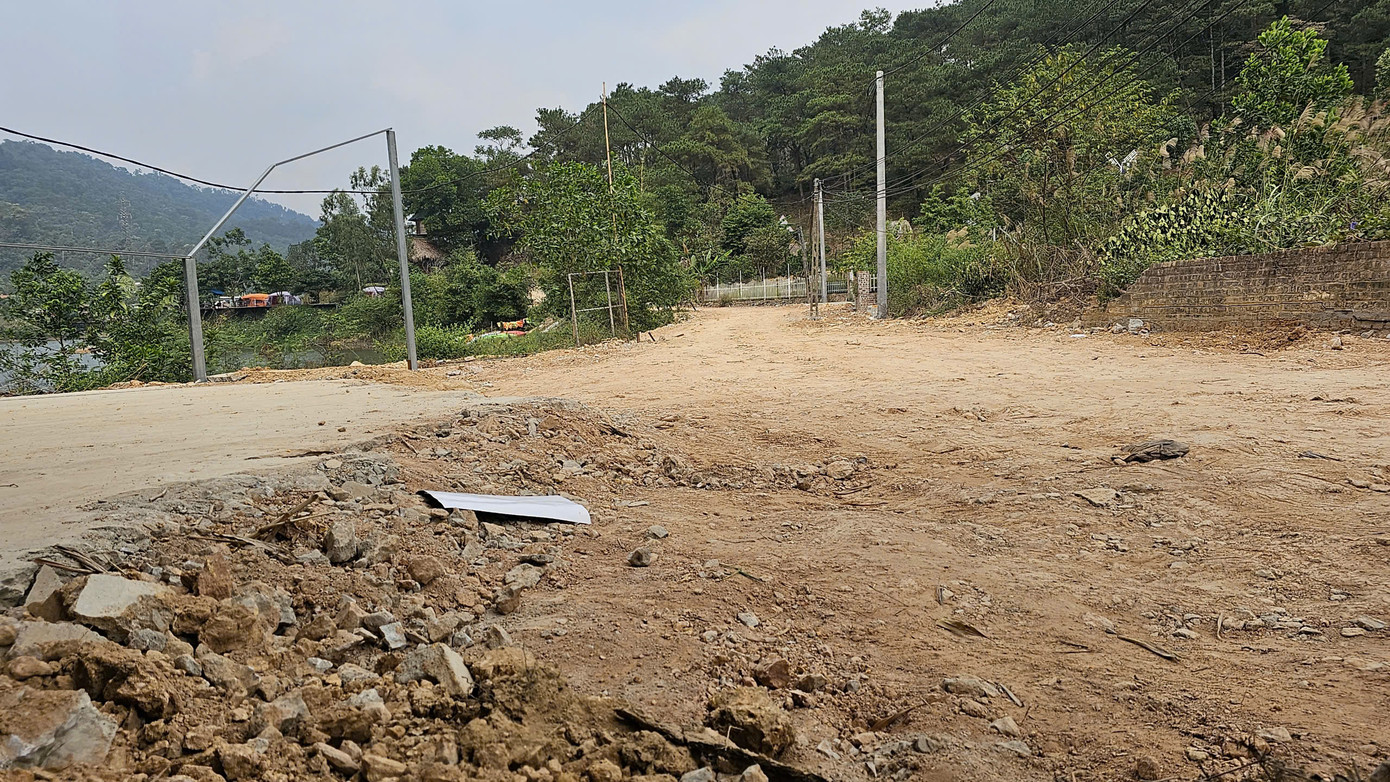 Đoạn đường ven hồ Đồng Đò trước (ảnh trên) và sau khi bị phá dỡ, bóc bỏ nhiều đoạn bê tông Đoạn đường ven hồ Đồng Đò trước (ảnh trên) và sau khi bị phá dỡ, bóc bỏ nhiều đoạn bê tông