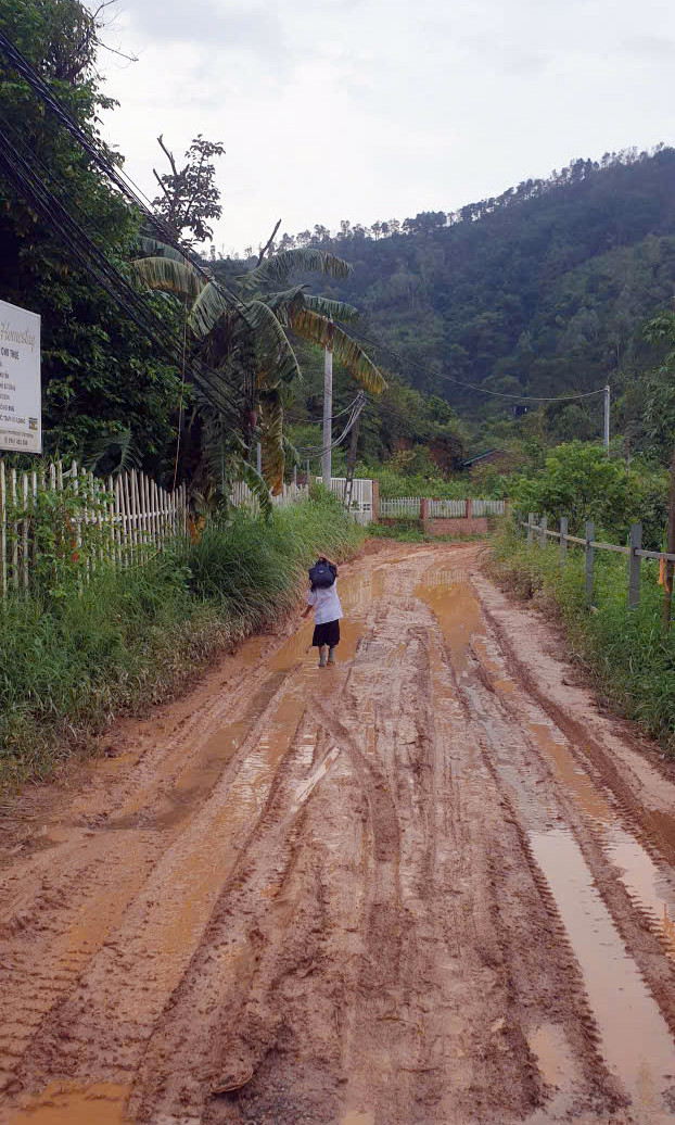 Đoạn đường phía Đông hồ Đồng Đò thôn Minh Tân, xã Minh Trí (huyện Sóc Sơn, Hà Nội) mỗi khi mưa lớn bị lầy lội và trơn trượt ảnh hưởng nghiêm trọng đến việc đi lại, sinh hoạt của người dân. Ảnh: người dân cung cấp. Đoạn đường phía Đông hồ Đồng Đò thôn Minh Tân, xã Minh Trí (huyện Sóc Sơn, Hà Nội) mỗi khi mưa lớn bị lầy lội và trơn trượt ảnh hưởng nghiêm trọng đến việc đi lại, sinh hoạt của người dân. Ảnh: người dân cung cấp.