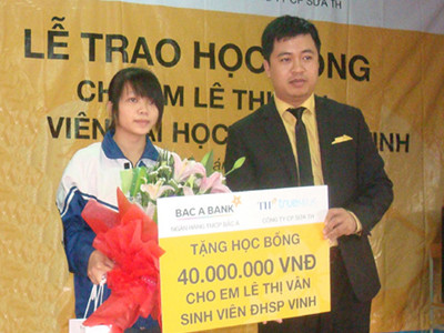 Đại diện Ngân hàng Bắc Á tặng quà cho em Lê Thị Vân. Ảnh: Ngọc Lan