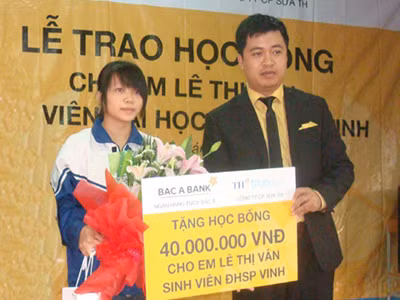 Đại diện Ngân hàng Bắc Á tặng quà cho em Lê Thị Vân. Ảnh: Ngọc Lan