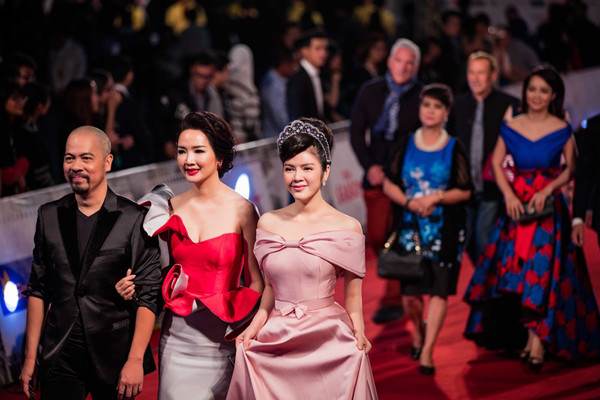 'Cây hàng hiệu' chục tỷ của Lý Nhã Kỳ tại thảm đỏ LHP ảnh 7