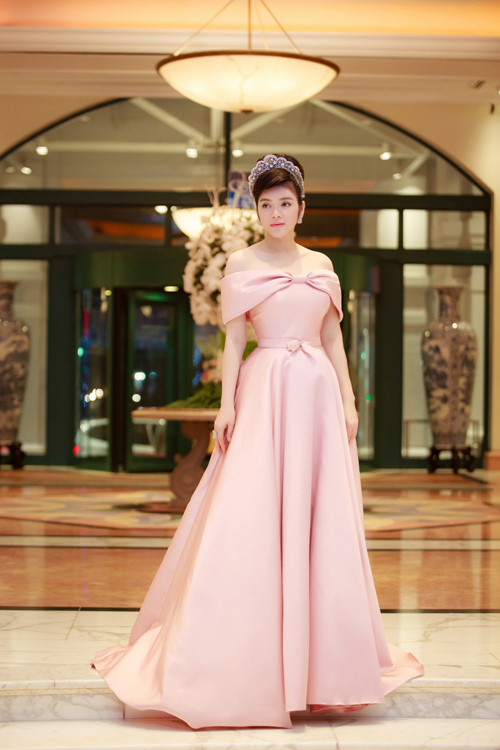 'Cây hàng hiệu' chục tỷ của Lý Nhã Kỳ tại thảm đỏ LHP ảnh 4