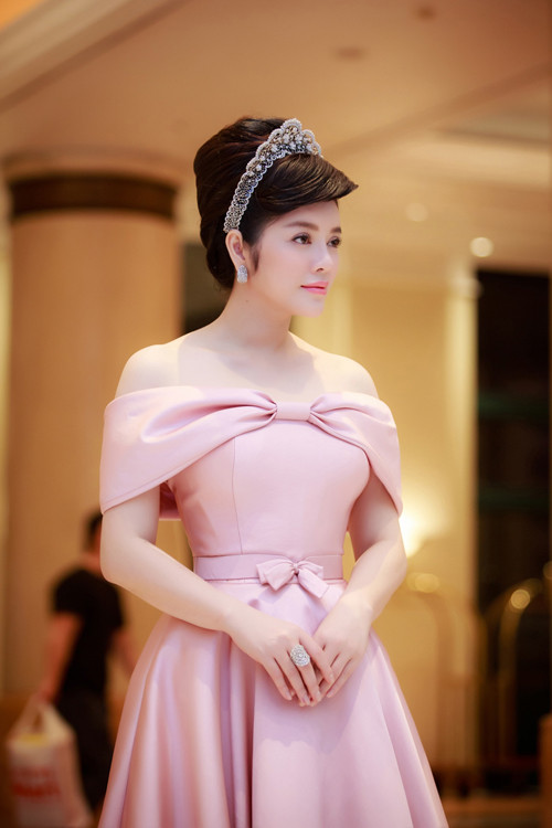 'Cây hàng hiệu' chục tỷ của Lý Nhã Kỳ tại thảm đỏ LHP ảnh 2