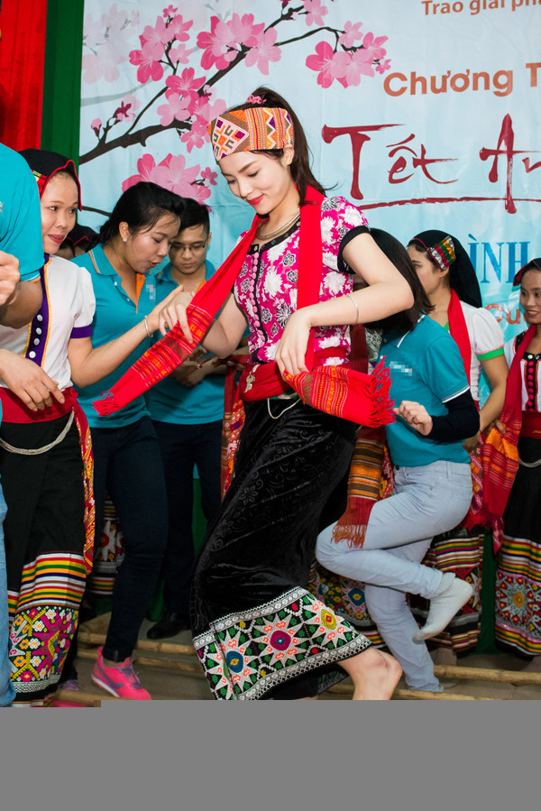 Kỳ Duyên 'hóa' cô gái Thái nhảy sạp cực điệu nghệ ảnh 6