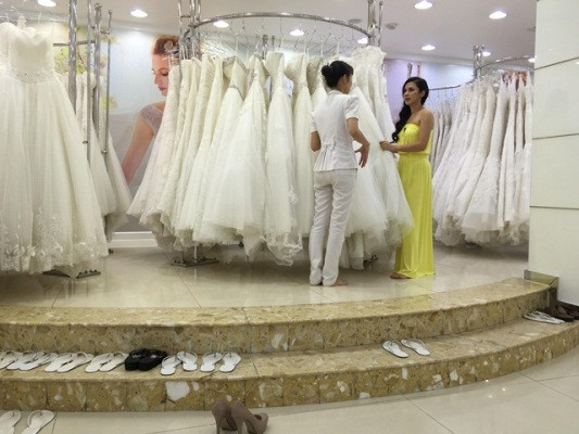 Việt Trinh âm thầm đi thử váy cưới ảnh 4