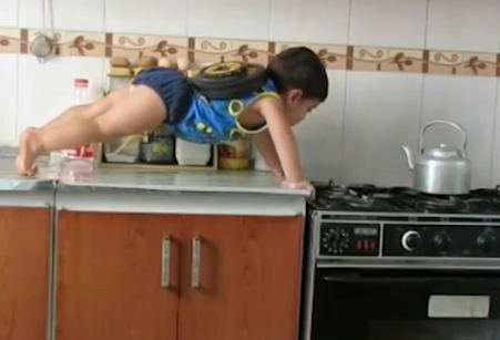 Tròn mắt xem bé 2 tuổi uốn dẻo như 'siêu nhân' ảnh 6