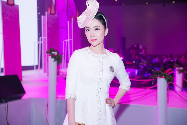 Angela Phương Trinh 'đụng hàng' váy gây bão Hà Hồ ảnh 8