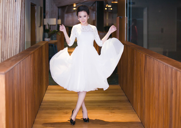 Angela Phương Trinh 'đụng hàng' váy gây bão Hà Hồ ảnh 4