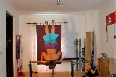 Bé 9 tuổi gây sốc với cơ bụng sáu múi, tập thể hình 'quần quật' ảnh 3