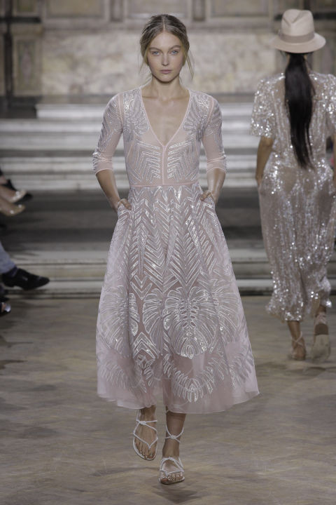 Những chiếc váy bán chạy chóng mặt ngay lần đầu trình diễn ảnh 20