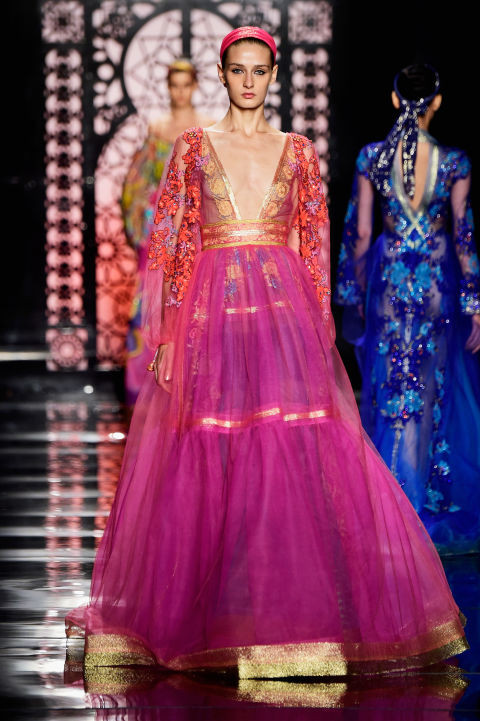 Những chiếc váy bán chạy chóng mặt ngay lần đầu trình diễn ảnh 3