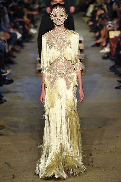 Những chiếc váy bán chạy chóng mặt ngay lần đầu trình diễn ảnh 1