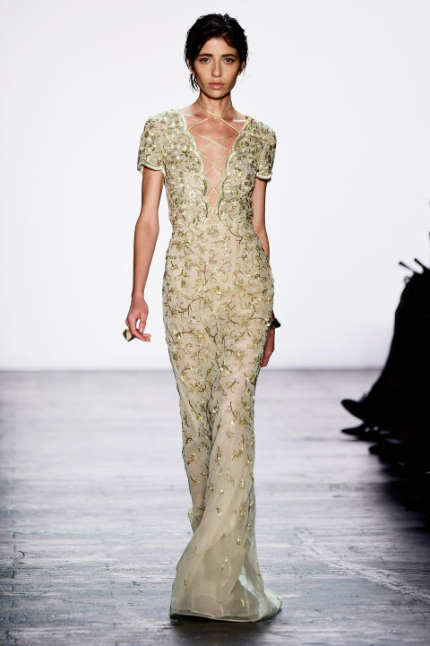 Những chiếc váy bán chạy chóng mặt ngay lần đầu trình diễn ảnh 7