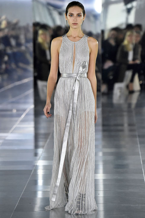 Những chiếc váy bán chạy chóng mặt ngay lần đầu trình diễn ảnh 19