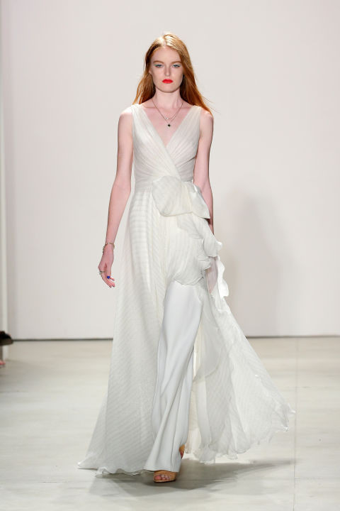 Những chiếc váy bán chạy chóng mặt ngay lần đầu trình diễn ảnh 2