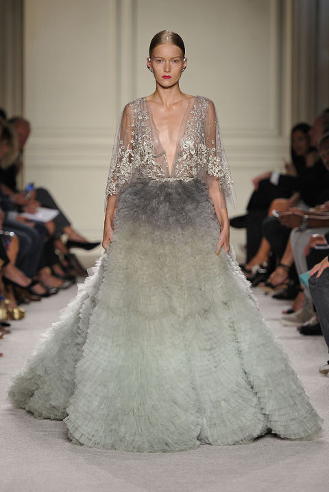 Những chiếc váy bán chạy chóng mặt ngay lần đầu trình diễn ảnh 14