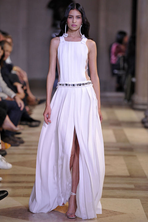 Những chiếc váy bán chạy chóng mặt ngay lần đầu trình diễn ảnh 6